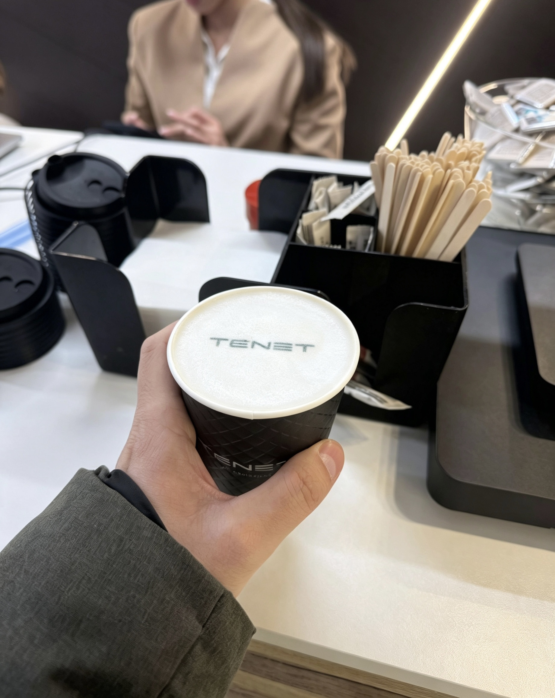 Процесс печати логотипа TENET на кофейной пенке с помощью пищевого принтера